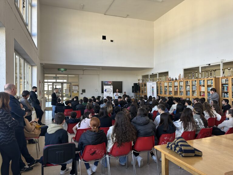 A Siniscola e Sennori successo per il tour di “no-dipendenze”. L’importanza dell’intervento pre-adolescenziale.