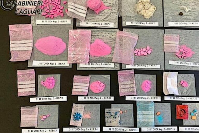 La “cocaina rosa” è un un mix variabile di ketamina ed ecstasy (MDMA), al quale possono essere aggiunti anche oppioidi e altre sostanze psicoattive.