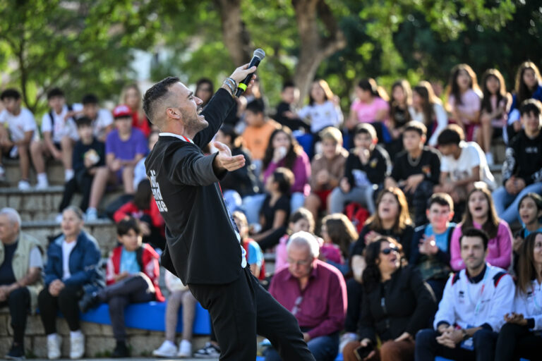 Ad Assemini il tour “no-dipendenze” scalda la platea. Il sindaco Mario Puddu: “Affascinato dagli argomenti proposti”.